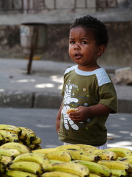 Kleiner Junge an einem Obststand