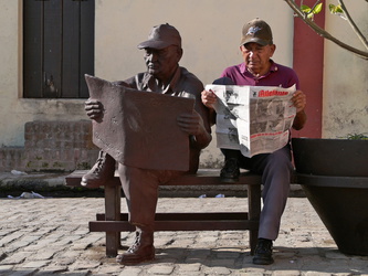 Skulptur und Modell am Plaza del Carmen