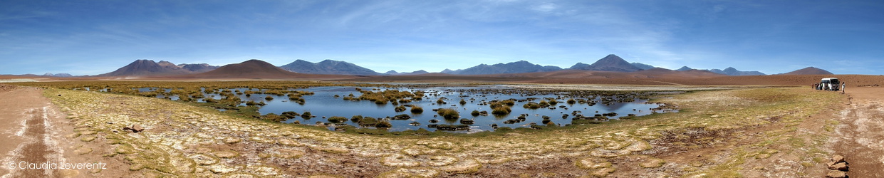 Panoramablick über einen kleinen Salzsee