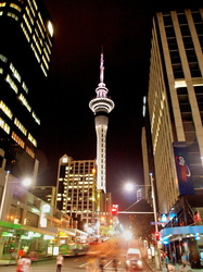 Sky Tower am Abend