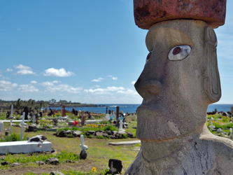 Moai als Grabstein auf dem Friedhof