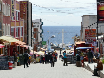 Hauptstraße mit Blick zum Titicacasee