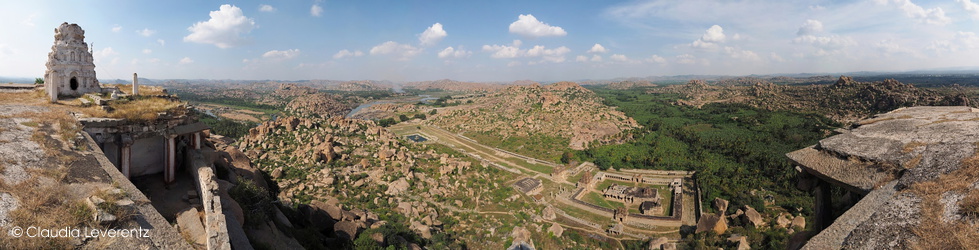 Panoramablick vom Batunga-Hügel über die Tempelanlage
