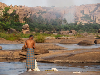 Wäsche waschen am Tungabhadra-Fluss