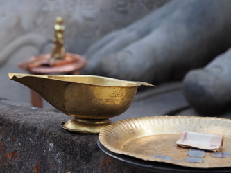 Opfergefäße an der Jain-Statue