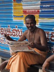 Mann mit Zeitung