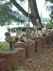 Yoga-Skulpturen des Sivananda Ashram am Neyyar Stausee
