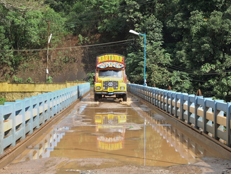 Wasser auf der Brücke nach dem starken Regen