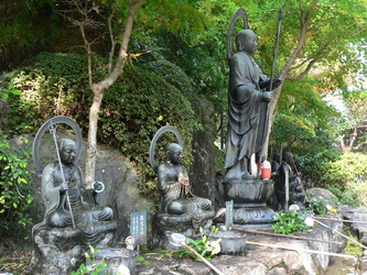 Statuen am Kloster
