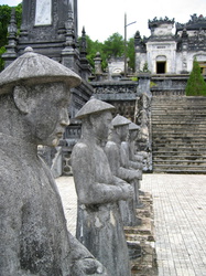 Stein-Mandarine vor dem Grab von Khai Dinh