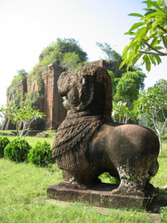 Skulptur bei den Cham-Türmen in Chien Dang