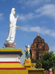 Chamturm mit Buddhistischer Stätte