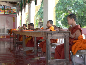 Mönche beim Lesen der Gebete