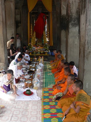 Angkor Wat - Mönche bekommen Opfergaben