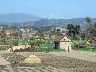 Typisch nepalesische Landschaft - Im Hintergrund die Bergwelt des Himalaya