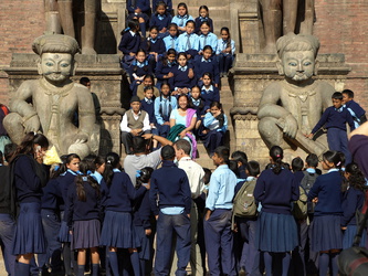 Schulklasse am Nyatapola-Tempel