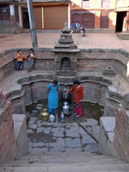 Wasser holen am Brunnen
