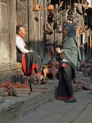 Zwei Nepalesinnen beim Plausch