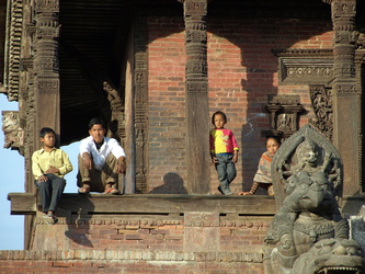 Familie am Nyatapola-Tempel