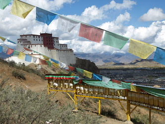 Gebetsfahnen vor dem Shigatse Dzong