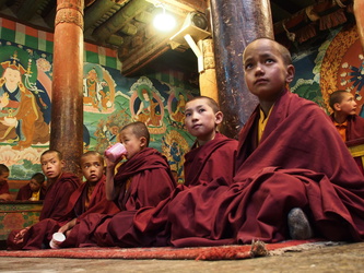 Junge Mönche beim Gebet ... so ganz ist man noch nicht bei der Sache