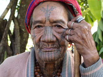 Burmesin mit traditionellem Tattoo