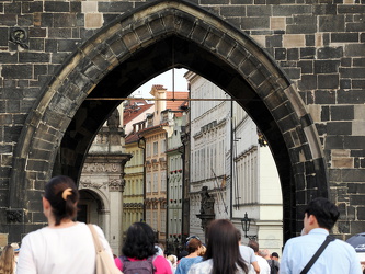 Blick von der Karlsbrücke durch den Eingang unter dem Torturm