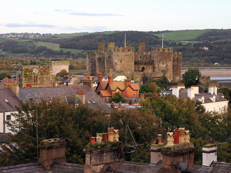 Conwy - Blick von der Stadtmauer auf Conwy Castle