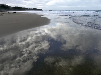 Puero Viejo - Wolkenspiegelung am Strand