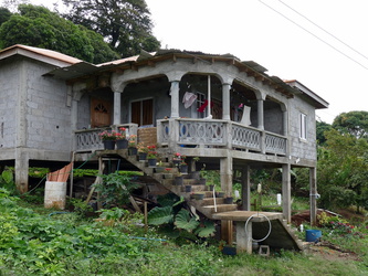 Typisches Haus mit Terrasse