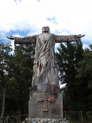 Überdimensionaler Holz-Jesus am Friedhof