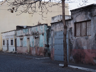 Nebenstraße mit alten Häusern in Assomada