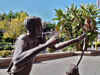 Skulptur - Junge mit Bogen
