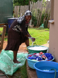 Zulu-Frau bei der Wäsche