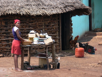 Zulu-Frau bei der Hausarbeit