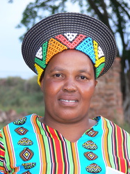 Zulu-Frau im typisch farbenfroher Kleidung