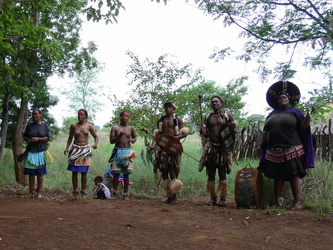 Zulus in traditioneller Kleidung