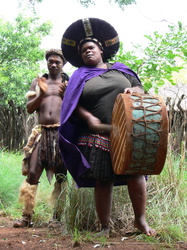 Zulus in traditioneller Kleidung