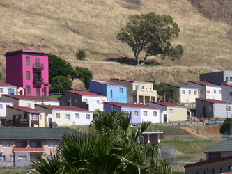 Farbenfrohe Häuser am Stadtrand von Kapstadt