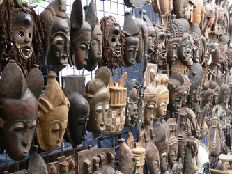 Holzmasken auf dem Markt