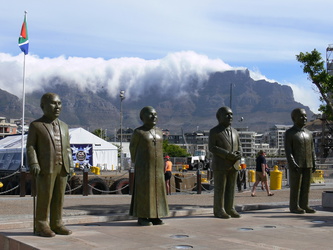 Denkmal mit den Friedensnobelpreisträgern an der Waterfront in Kapstadt