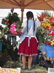 Blumenverkäuferin in typischer Tracht