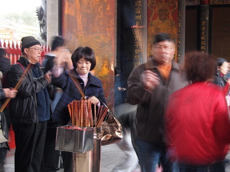 Gläubige im Longshan Tempel