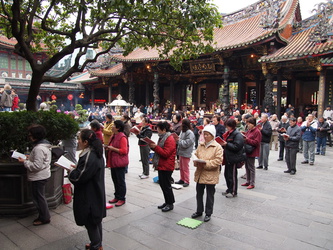 Beim Gebet im Longshan Tempel