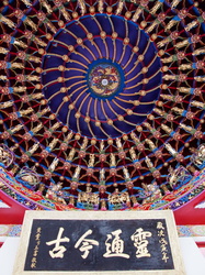 Kunstvolle Deckenkonstruktion im Wenwu-Tempel