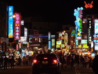 Hauptstraße mit Nachtmarkt