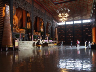 Große Halle mit tausenden von Buddha-Figuren