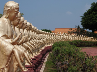 Unzählige Buddha-Statuen