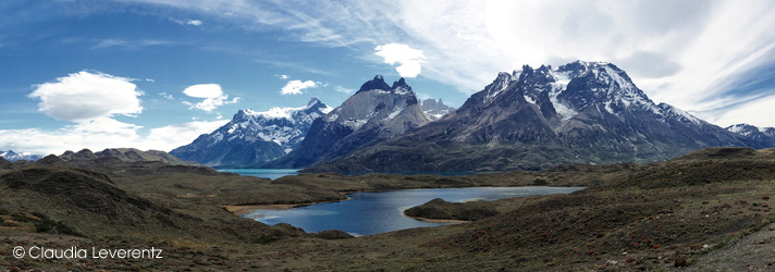 Panoramablick auf die Cuernos del Paine