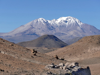 Blick auf den Taapaca Vulkan (5860m)
